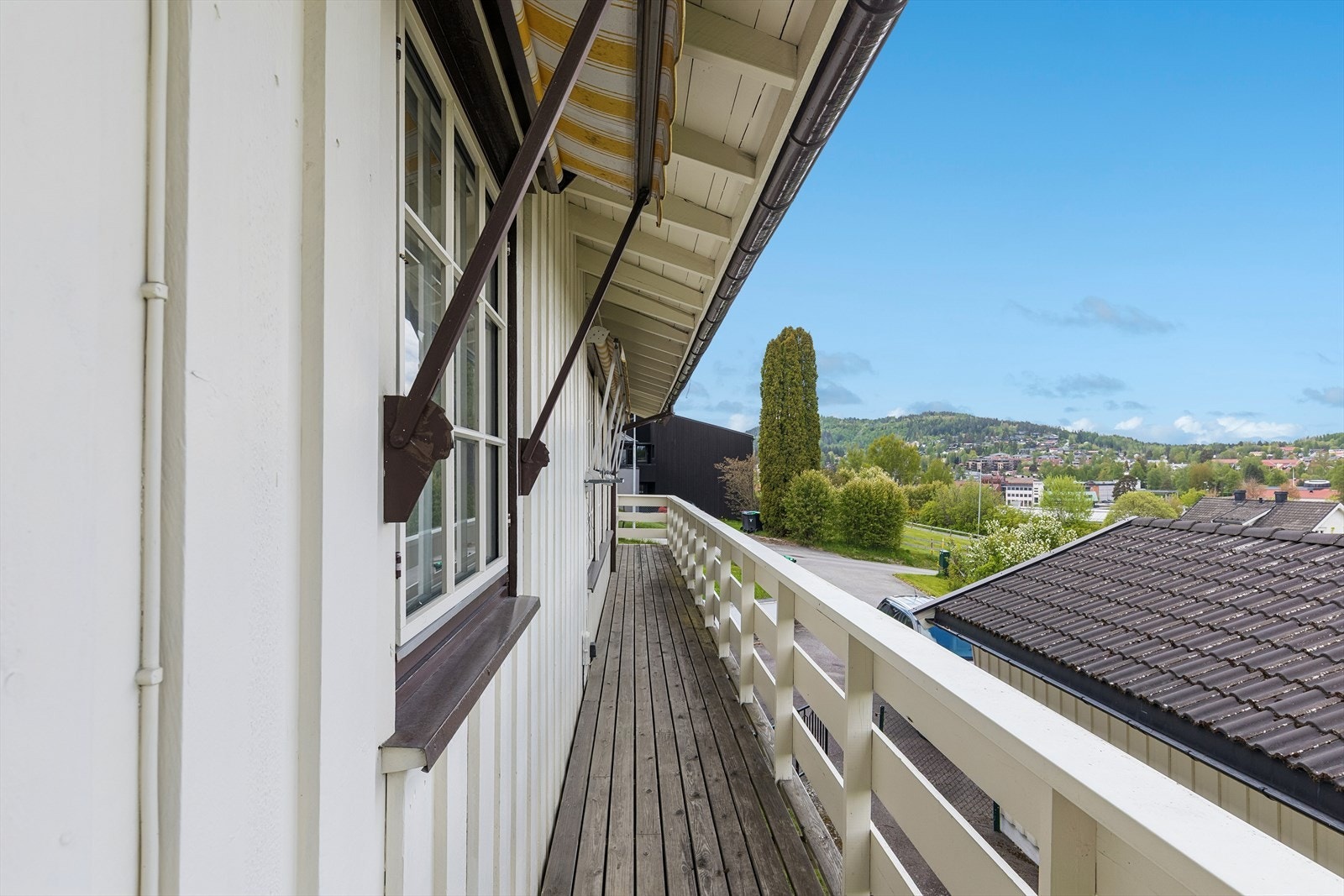 Balkongen på ca. 17 m² strekker seg langs hele fasaden. Galleribilde