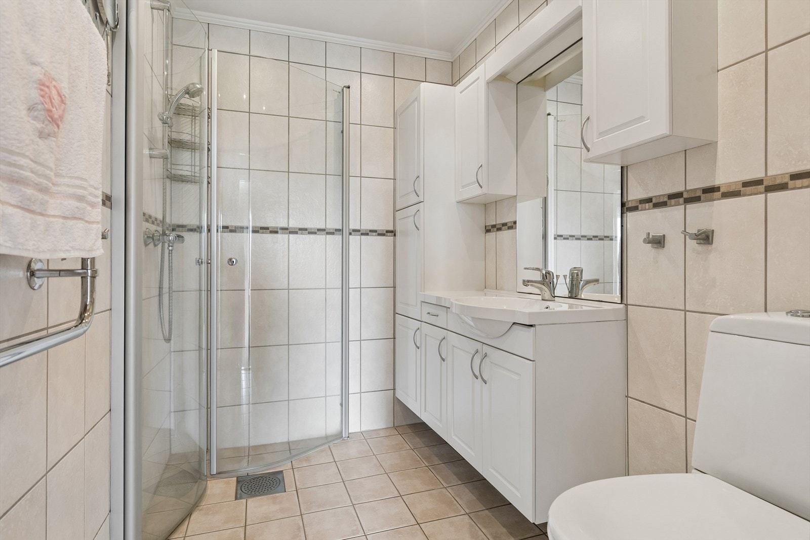 Badet i hovedetasjen er oppgradert med fliser på gulv og vegger, og har elektriske varmekabler. Galleribilde