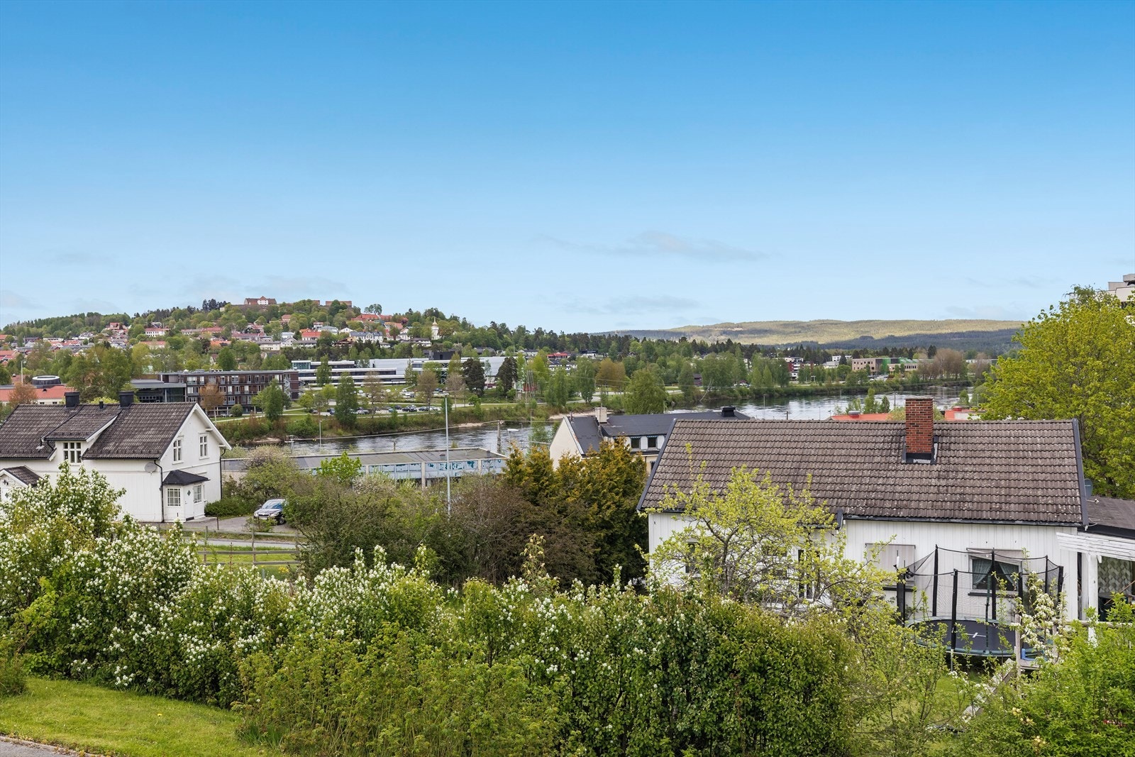 Fra eiendommen er det strålende utsikt over nærområdet, Glomma og mot Kongsvinger festning. Galleribilde