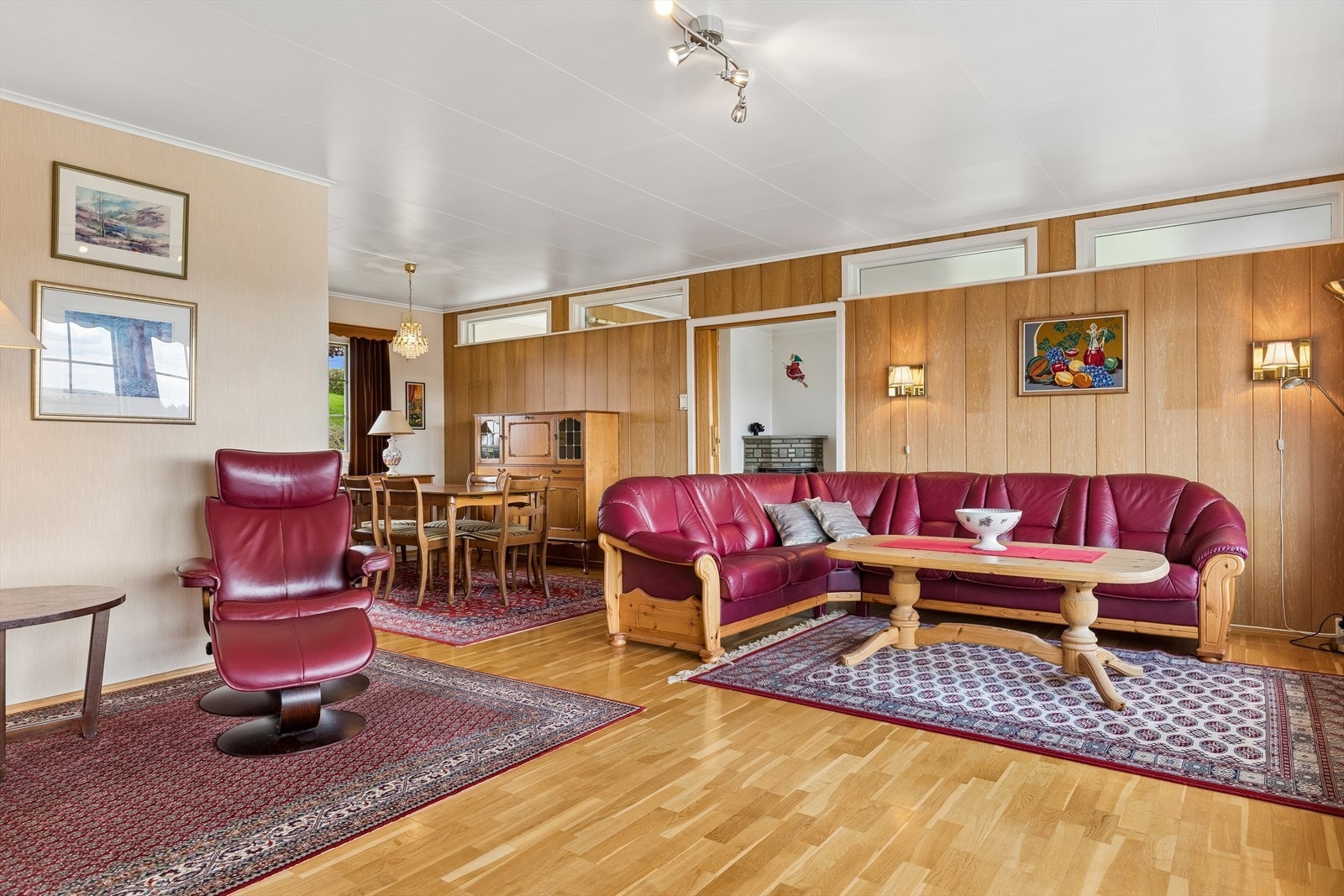 Gjennomgående parkett på gulvet i stue og spisestue. Galleribilde