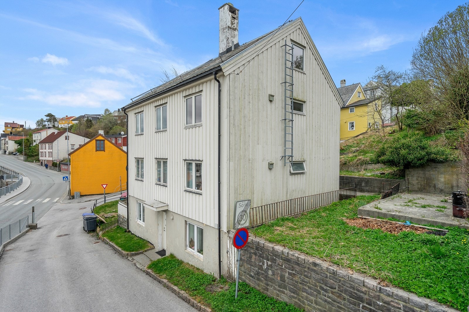 Din lokale eiendomsmegler Aleksander Faksvåg Talgø har gleden av å presentere Sjømannsgata 1. Foto: Interiørfoto AS Galleribilde