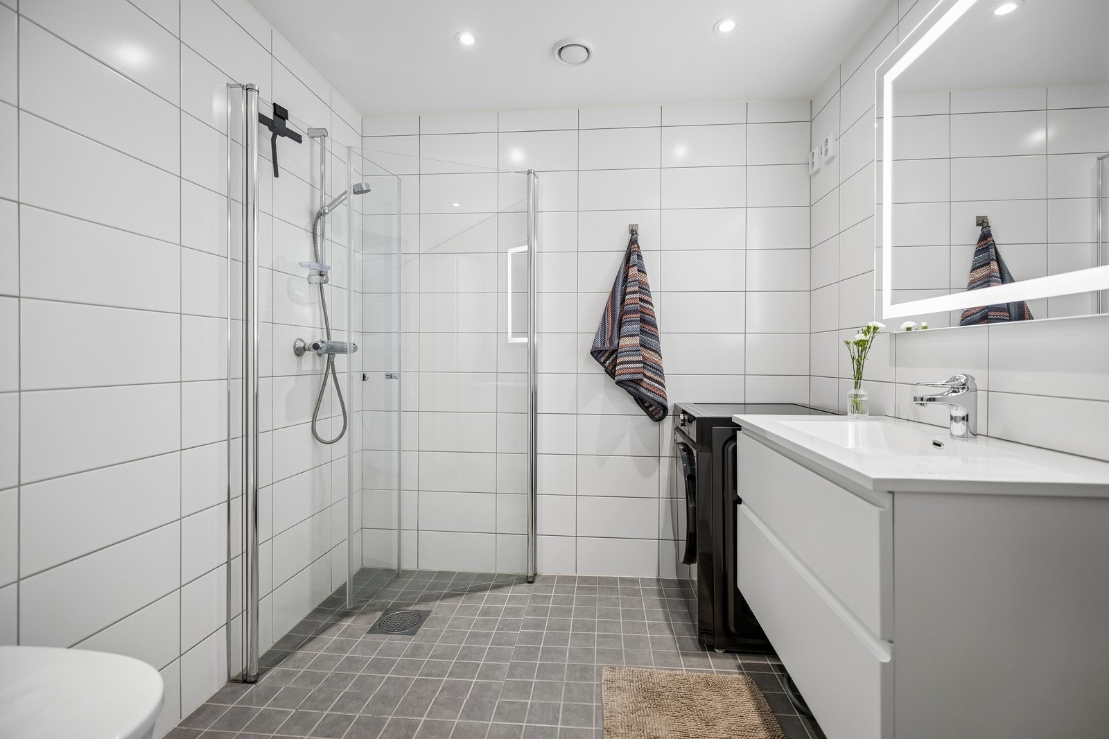 Nydelig bad med opplegg for vaskemaskin. Galleribilde