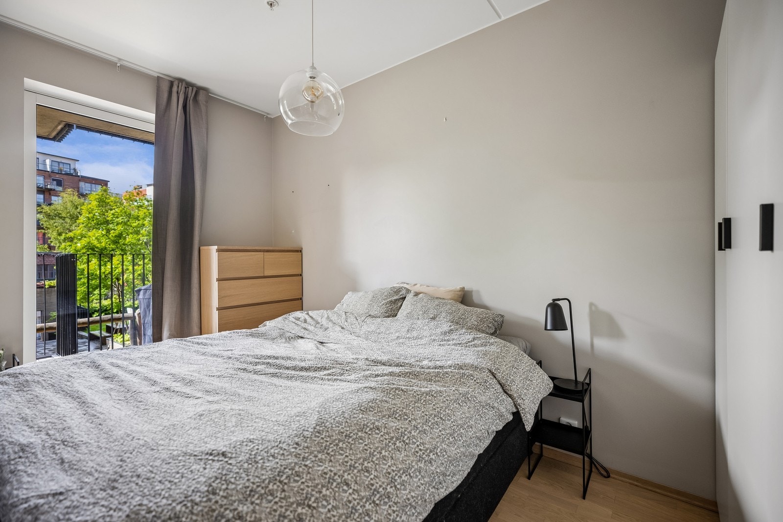 Soverom med god plass til dobbelt seng og garderobe. Galleribilde