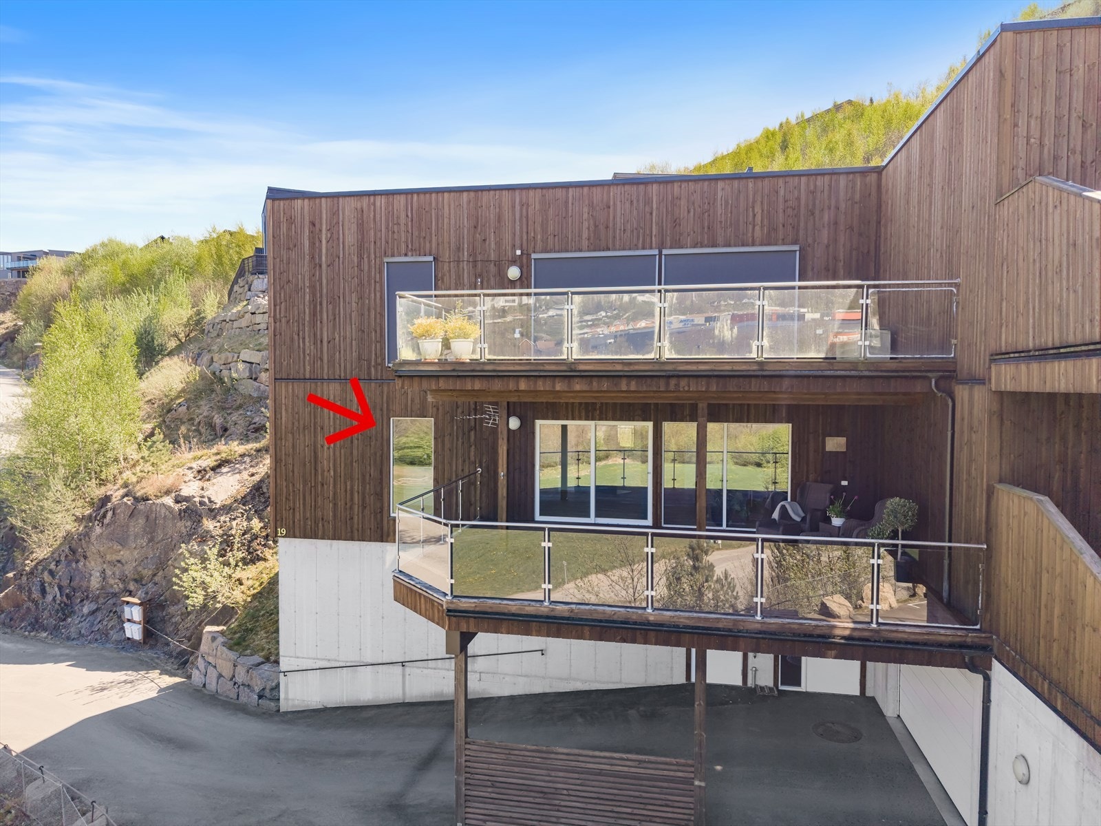 Romslig og moderne leilighet med enkel adkomst og sentrl beliggenhet! Tilhørende garasje og stor terrasse. Galleribilde