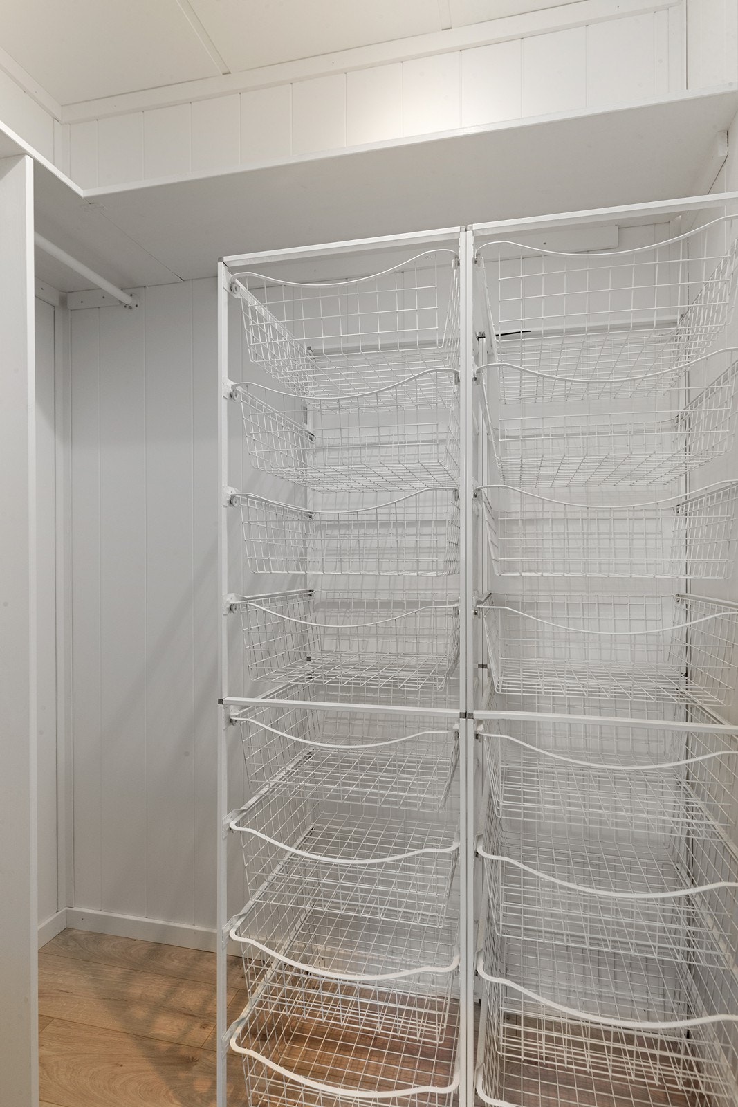 Her er det også et lite garderoberom/bod Galleribilde