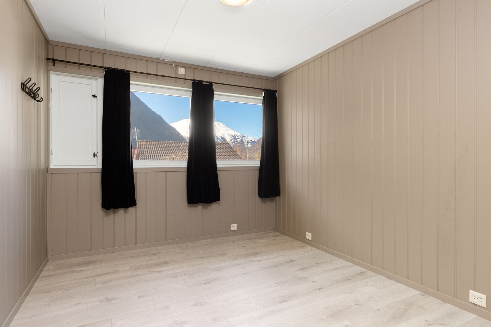 Boligen har 3 soverom, alle er i overetasjen (soverom 1) Galleribilde