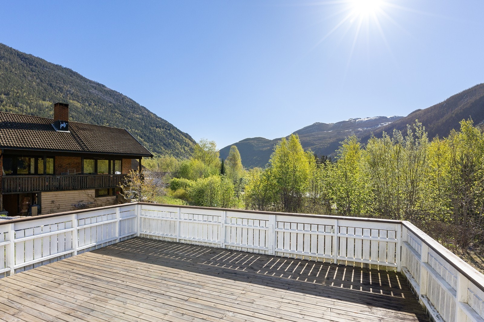 Romslig veranda Galleribilde
