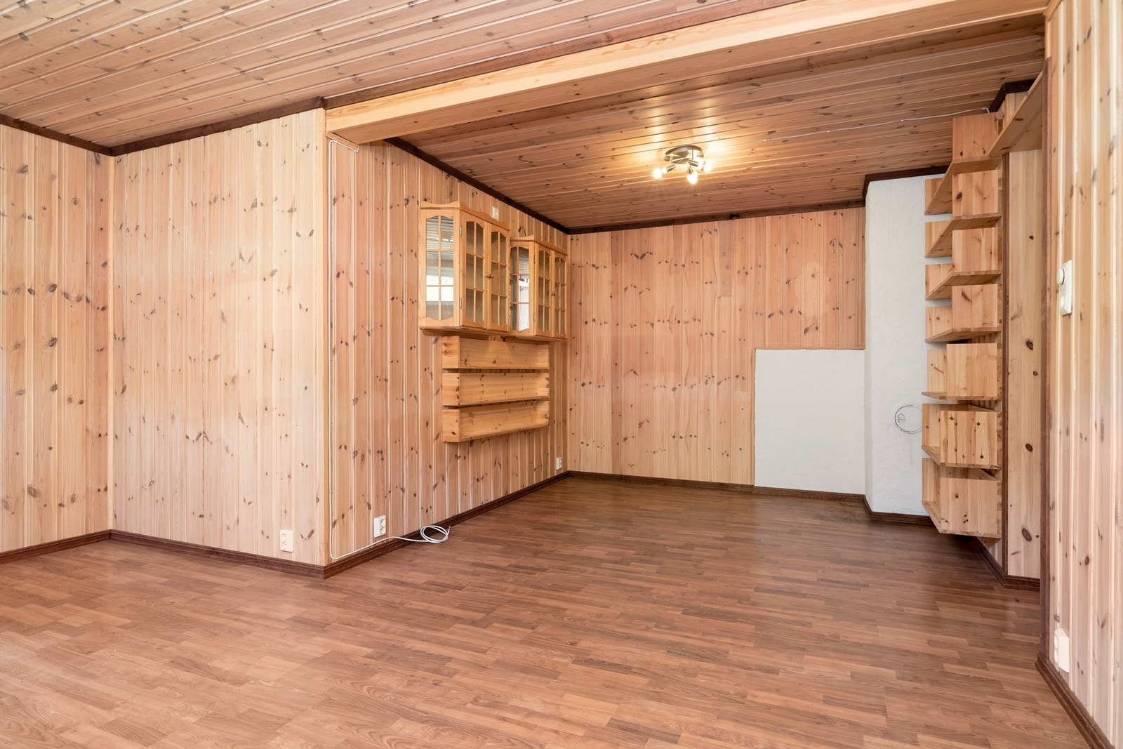 Innredet kjellerstue (ikke omsøkt/godkjent) Galleribilde