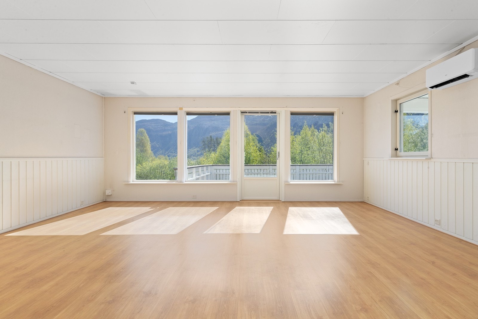 Lys og romslig stue Galleribilde