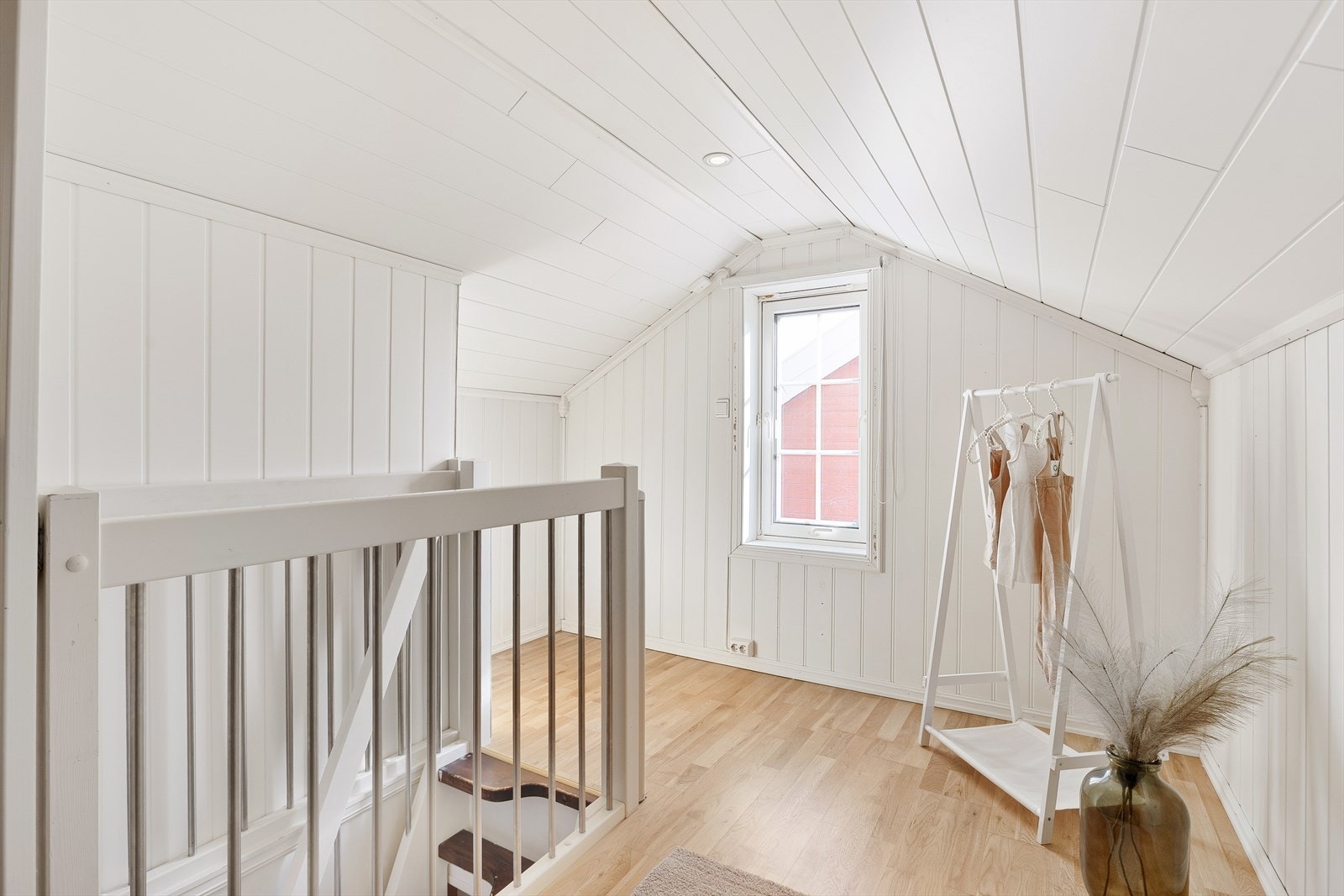 Loftet byr på svært gode oppbevaringsmuligheter og rikelig med ekstra lagringsplass. Galleribilde