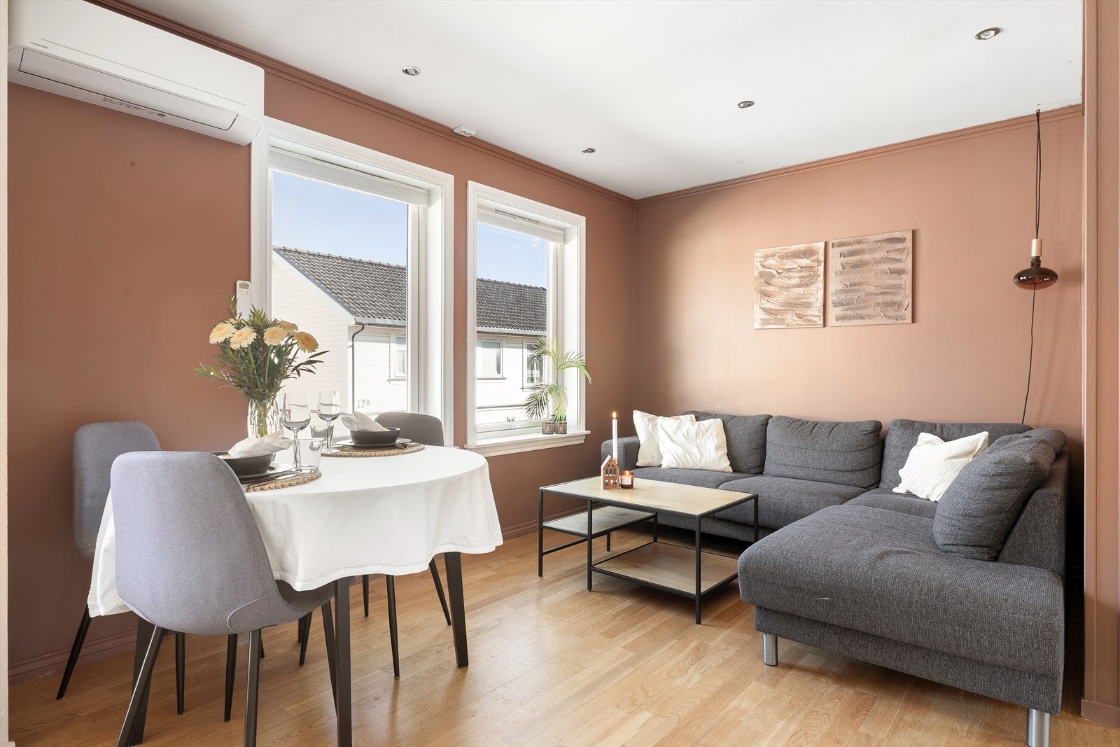 Stuen fremstår lys og innbydende med godt naturlig lysinnslipp fra flere vinduer samt downlights i taket. Galleribilde