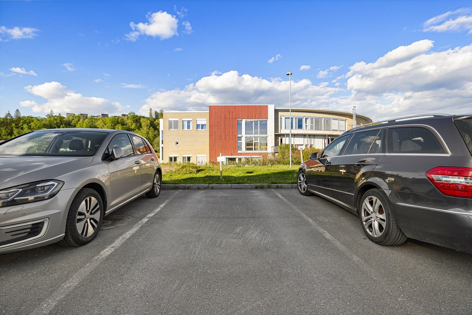 Leiligheten har tilgang til en utvendig parkeringsplass, samt en romslig sportsbod i kjeller. Galleribilde