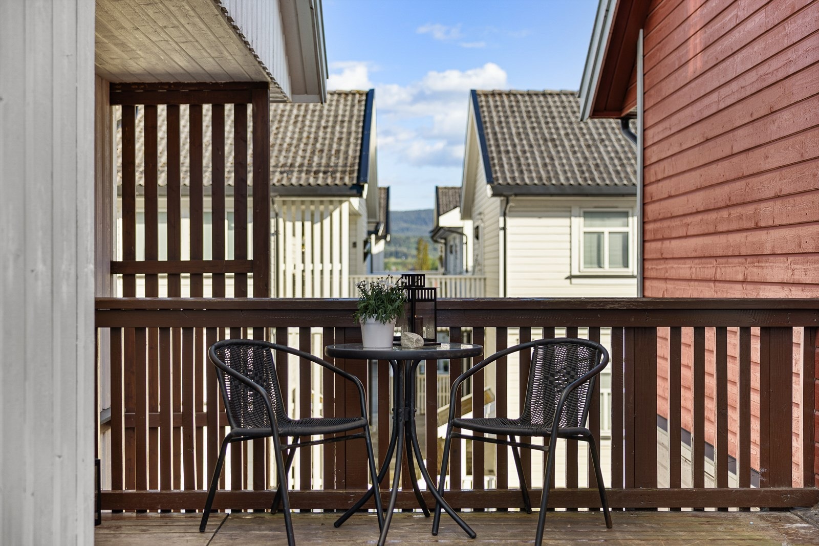 Fra leiligheten er det kort gang- og sykkelavstand til bussholdeplass, skoler, barnehager, idrettsanlegg og sentrum. Galleribilde