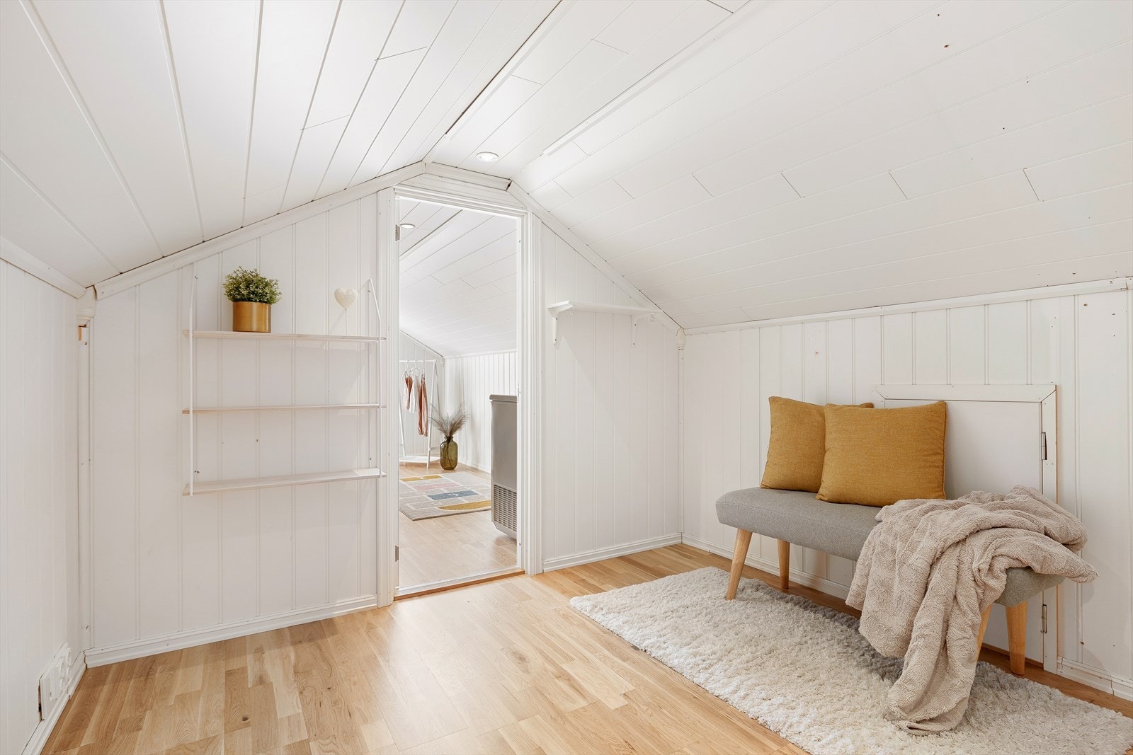 Loftet har downlights i himlingen og består av to rom. Galleribilde