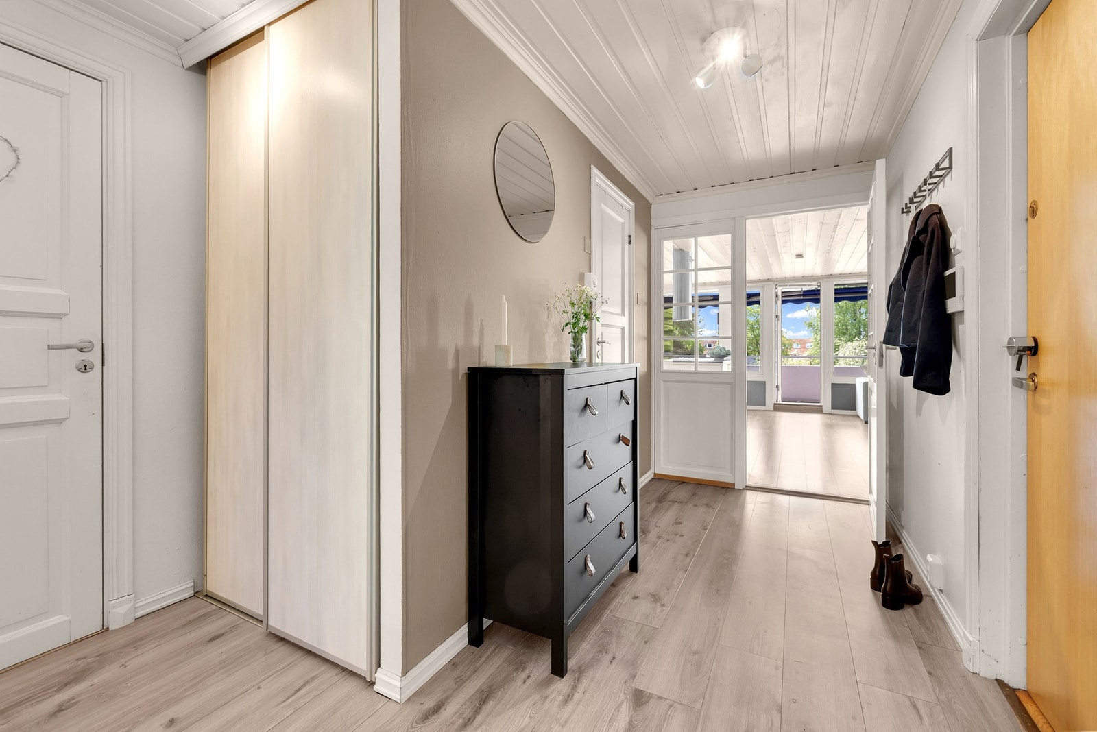 Entre med god plass til yttertøy Galleribilde