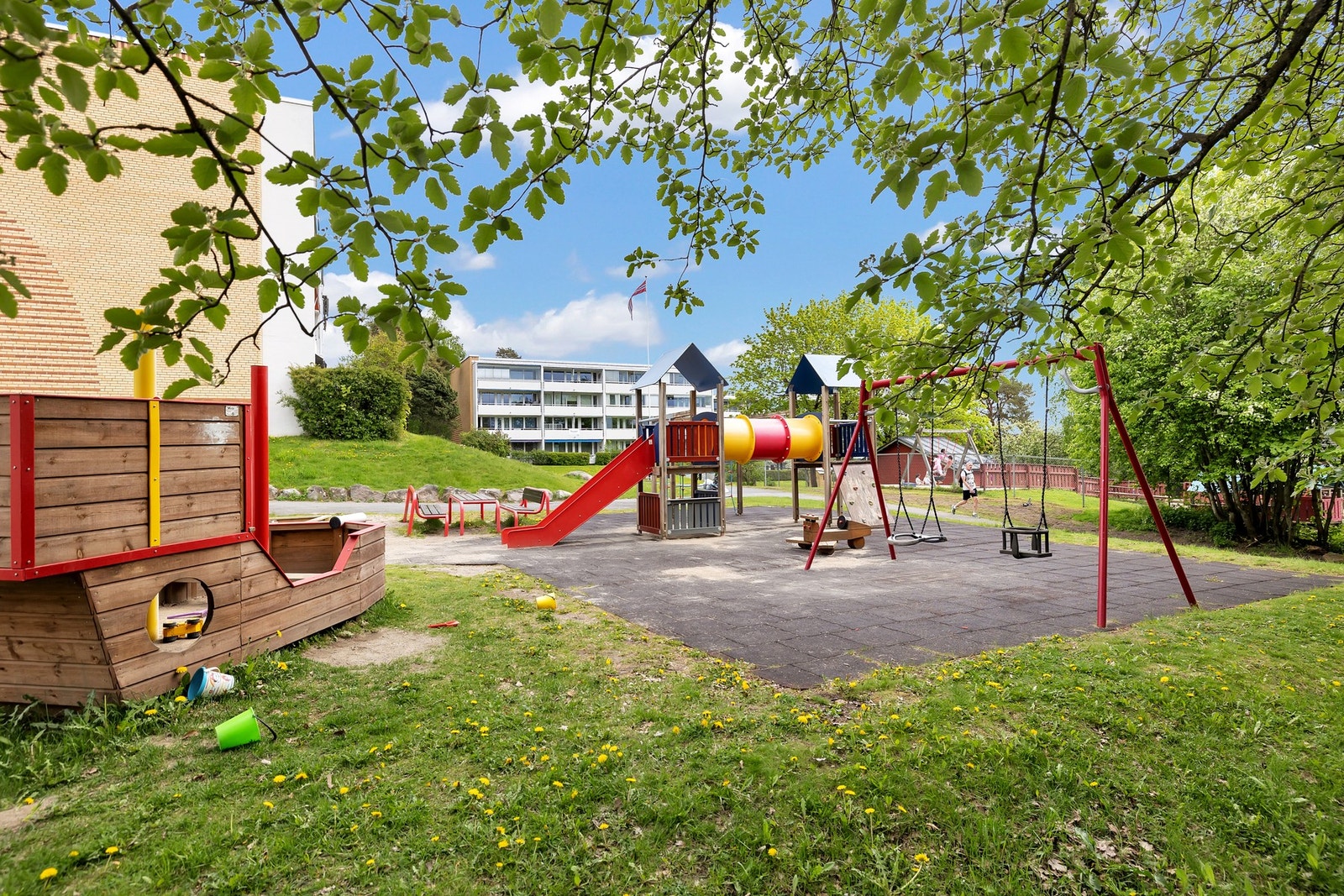 Lekeplass på fellesarealene ved blokka Galleribilde