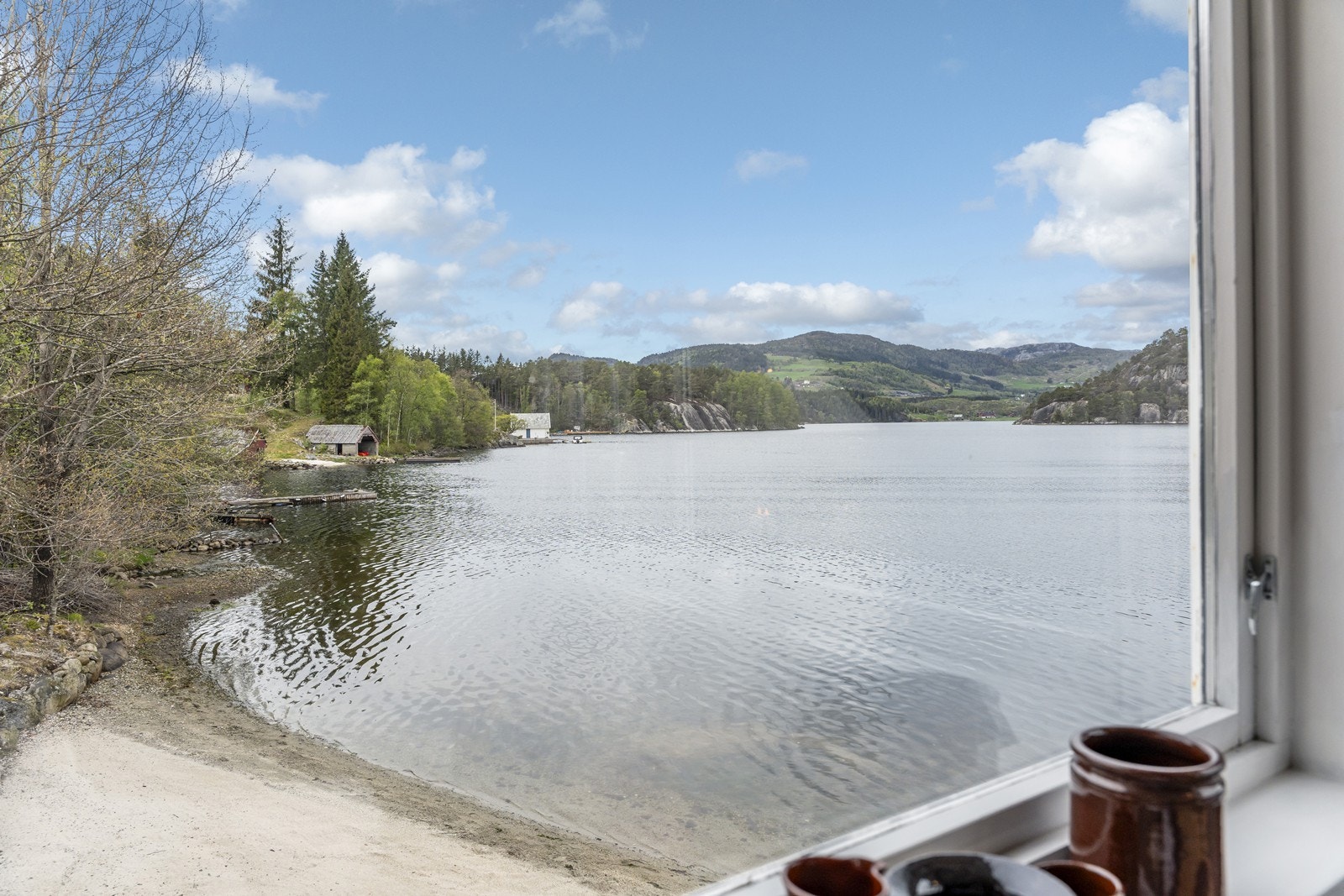 Utsikt til egen sandstrand fra stuen Galleribilde
