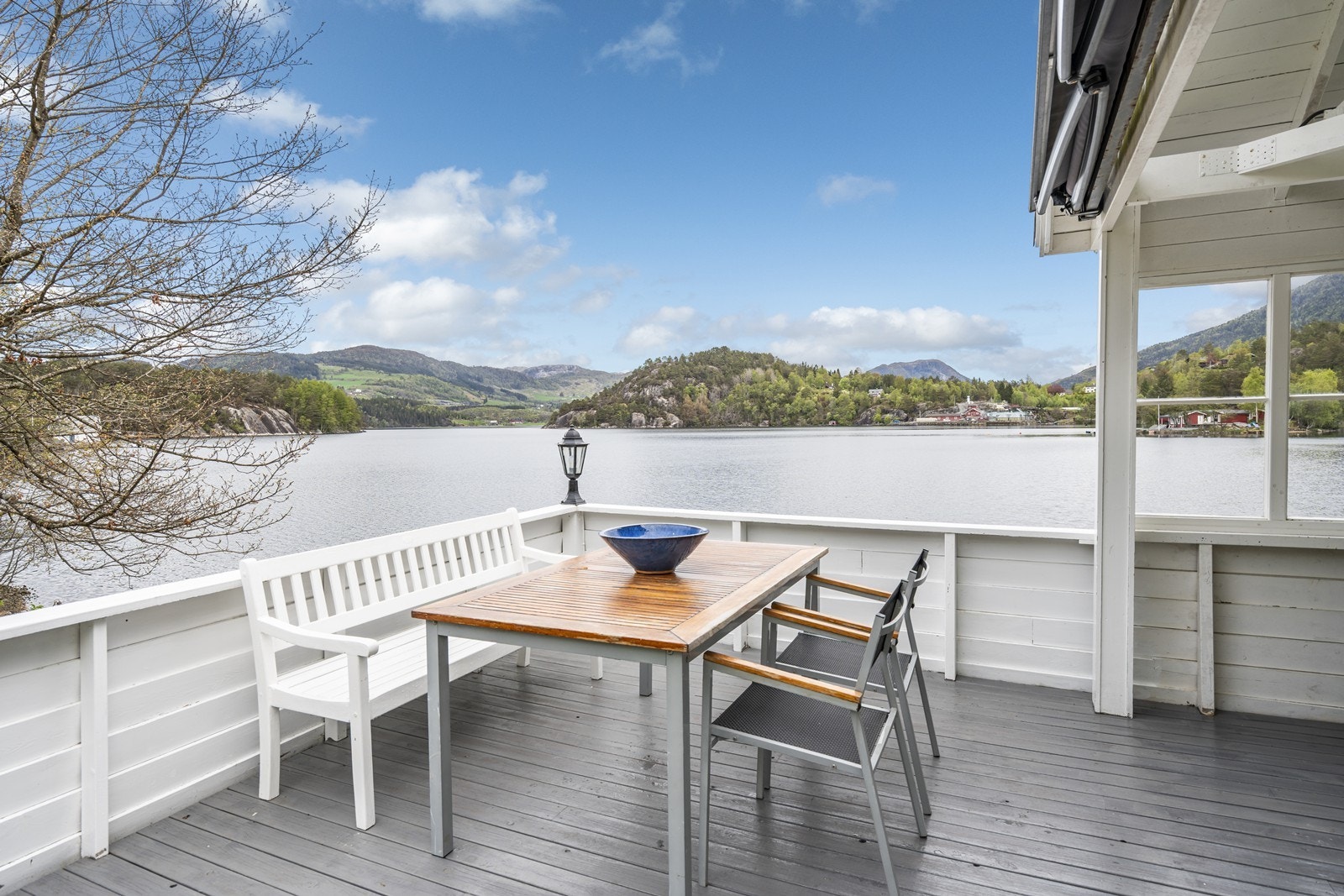 Vestvendt terrasse med gode solforhold og flott utsikt Galleribilde
