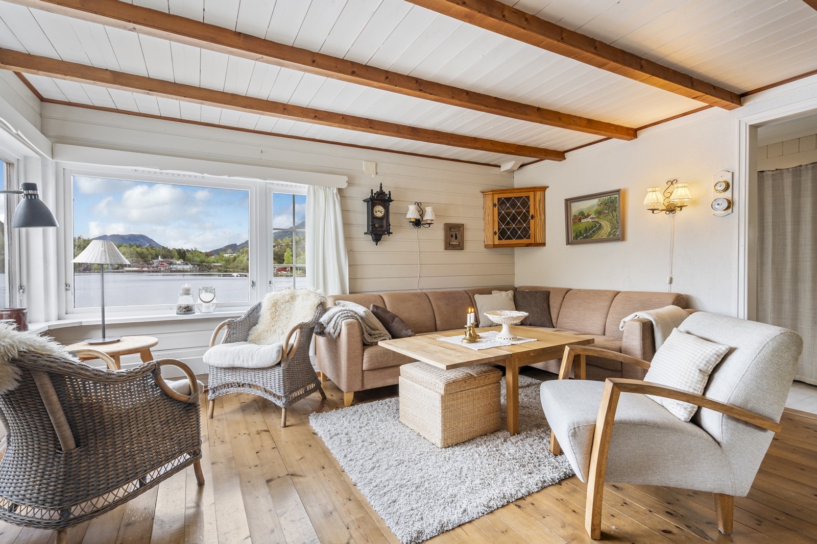 Lys og trivelig stue med god plass til sofagruppe og spisebord Galleribilde