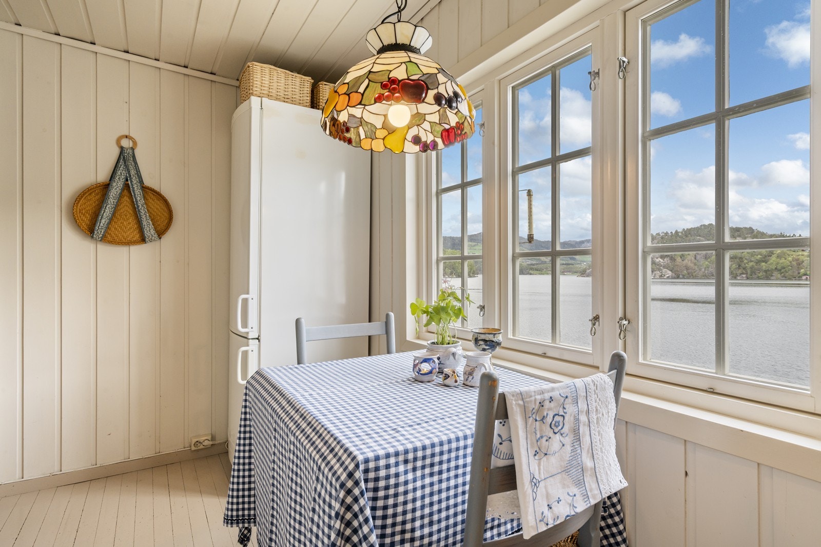 Store vindusflater gir mye naturlig lys Galleribilde