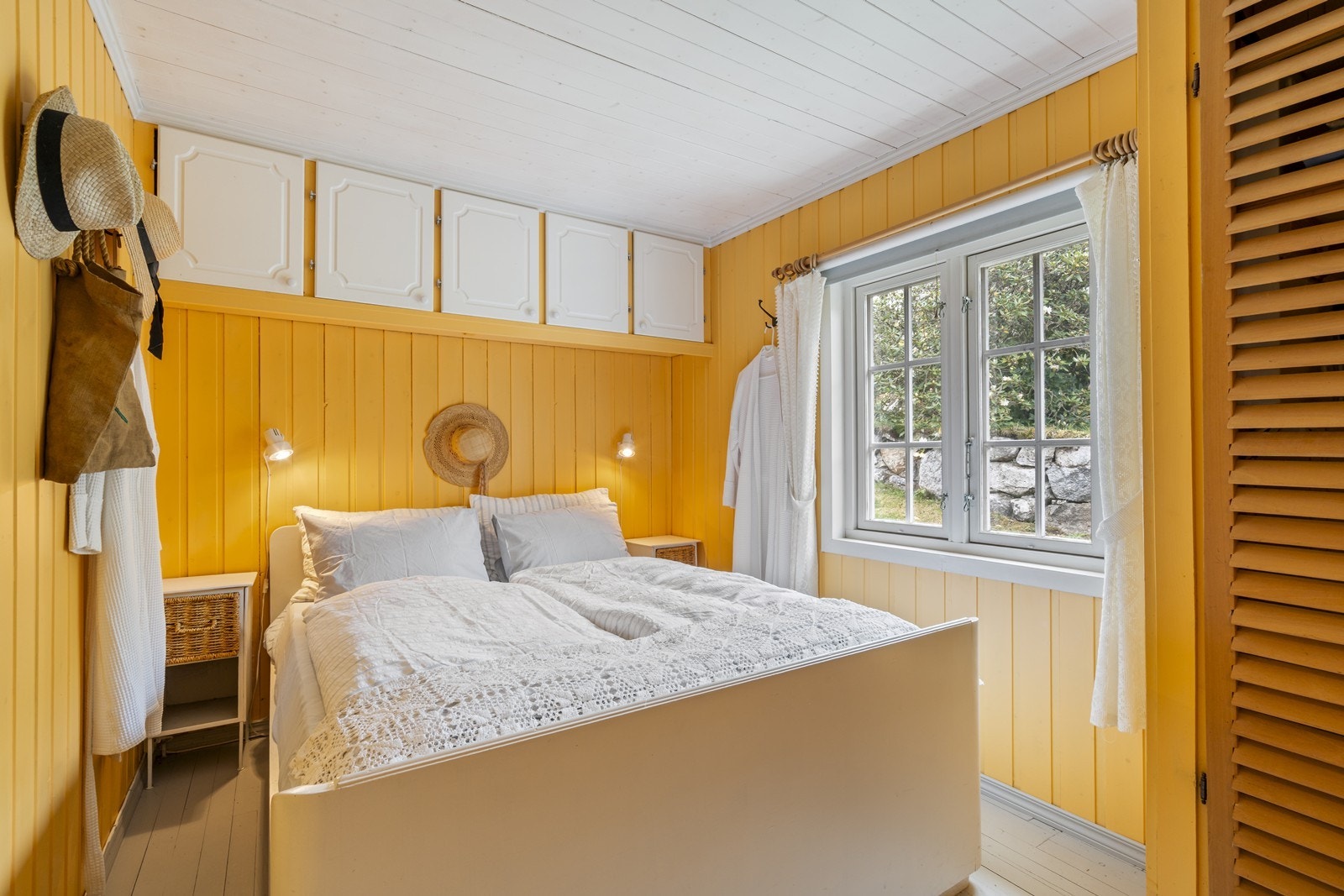 Hovedsoverom med god plass til dobbelseng og tilhørende nattbord. Galleribilde