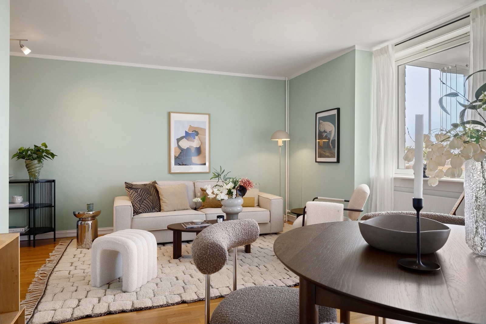 Borettslaget leier ut p-plass etter venteliste. Ventetide variere men i følge styreleder så er det normalt med 3 til 6 mnd ventetid. Det er også beboerparkering i området. Galleribilde