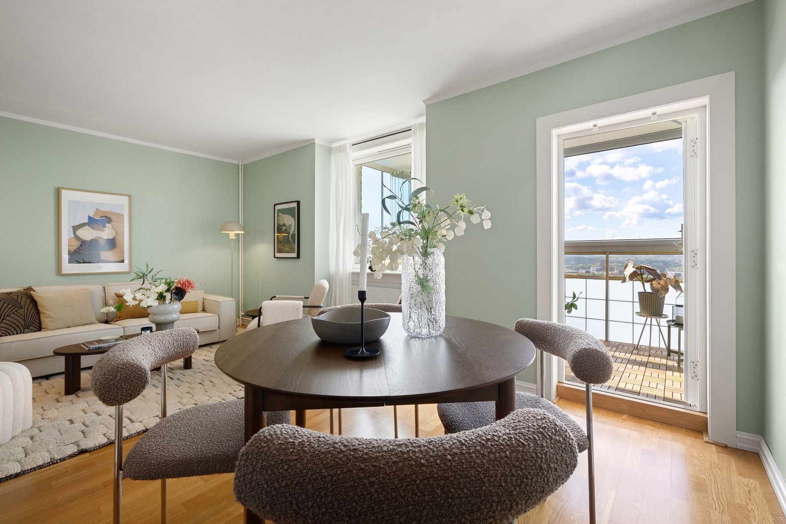 Fra stuen har du direkte utgang til flott balkong Galleribilde
