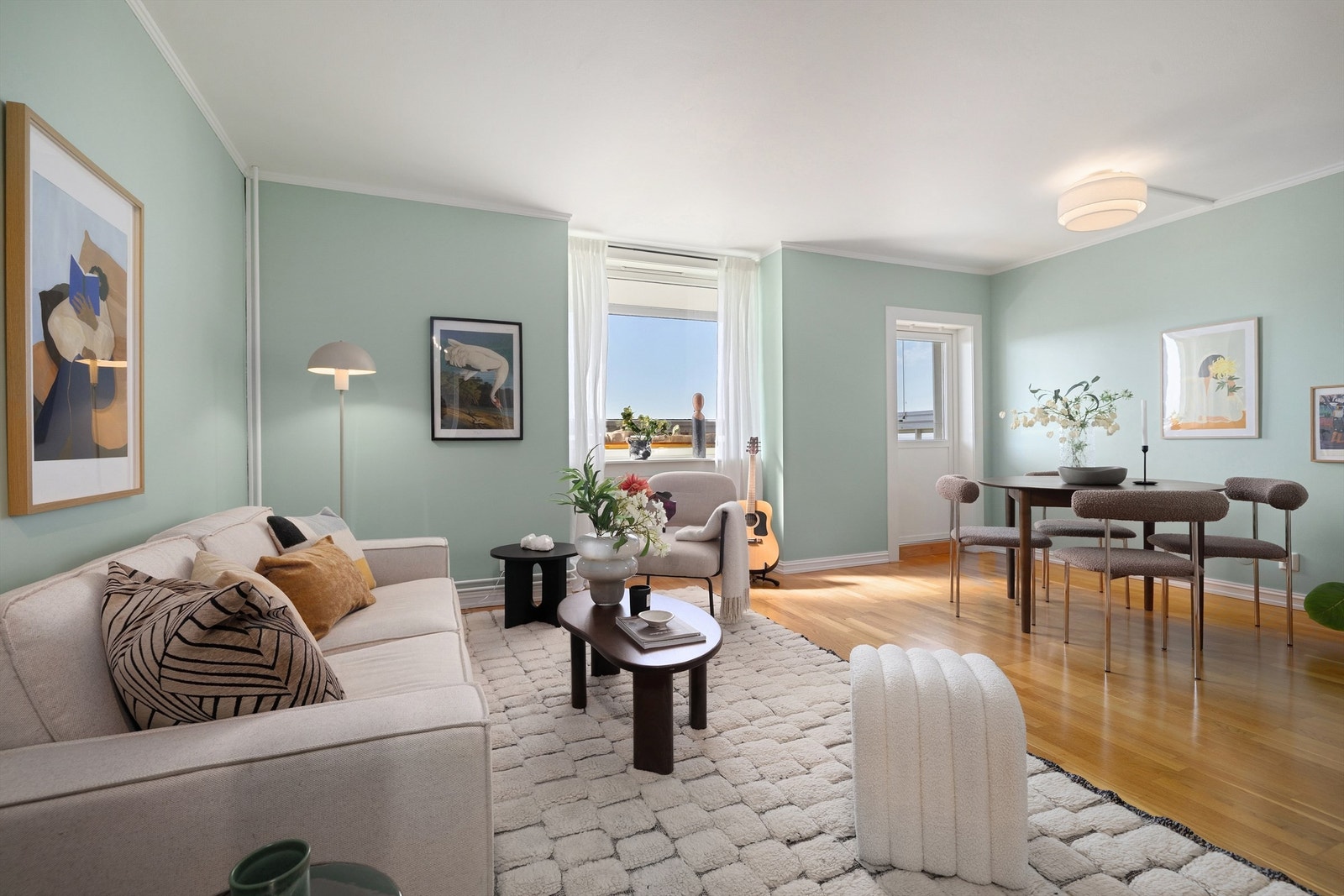 Stuen har god plass til både sofa-og spisebordseksjon Galleribilde