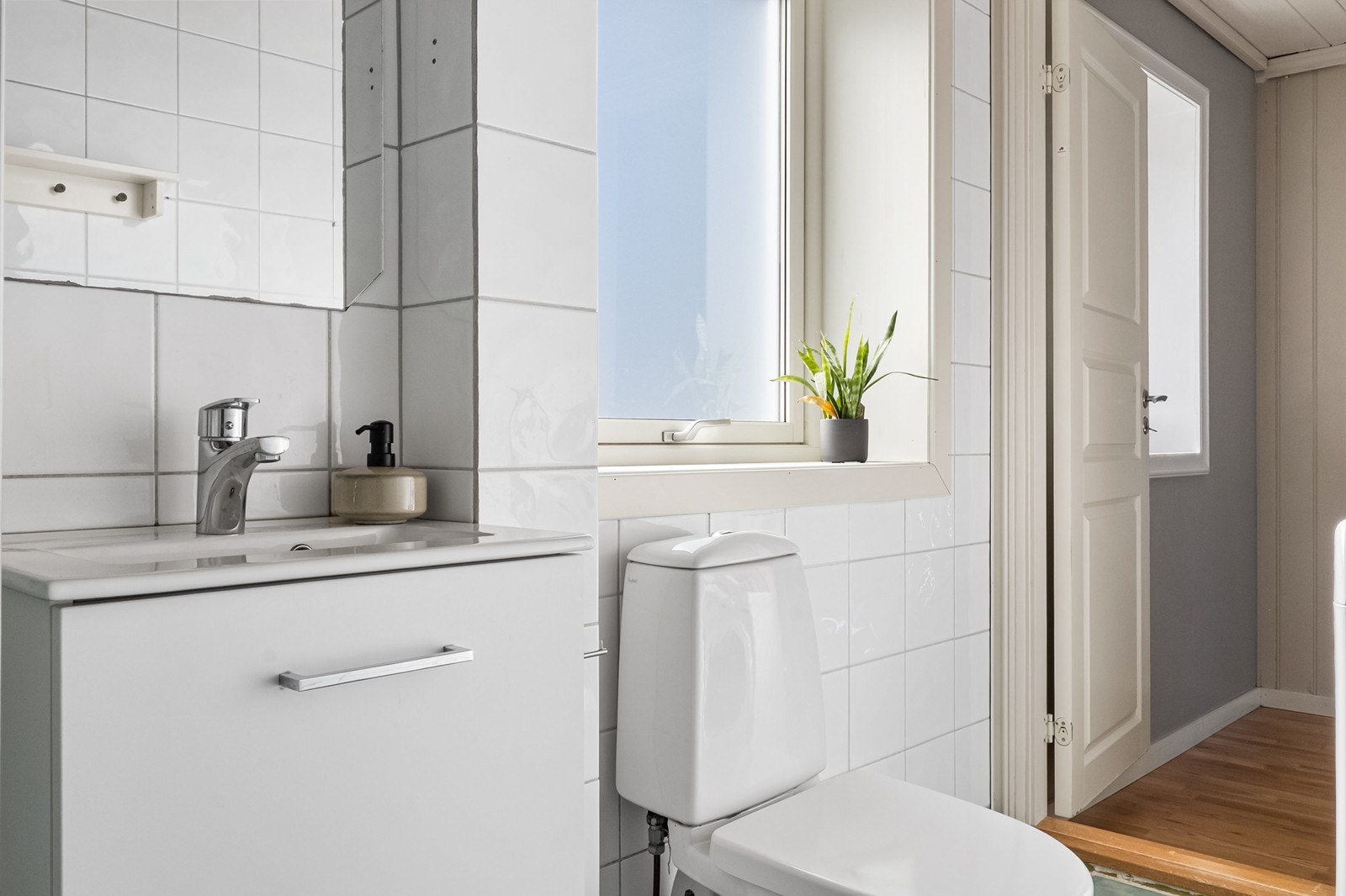 Badet har et vindu fra 2018 som gir godt med dagslys og mulighet for lufting. Galleribilde