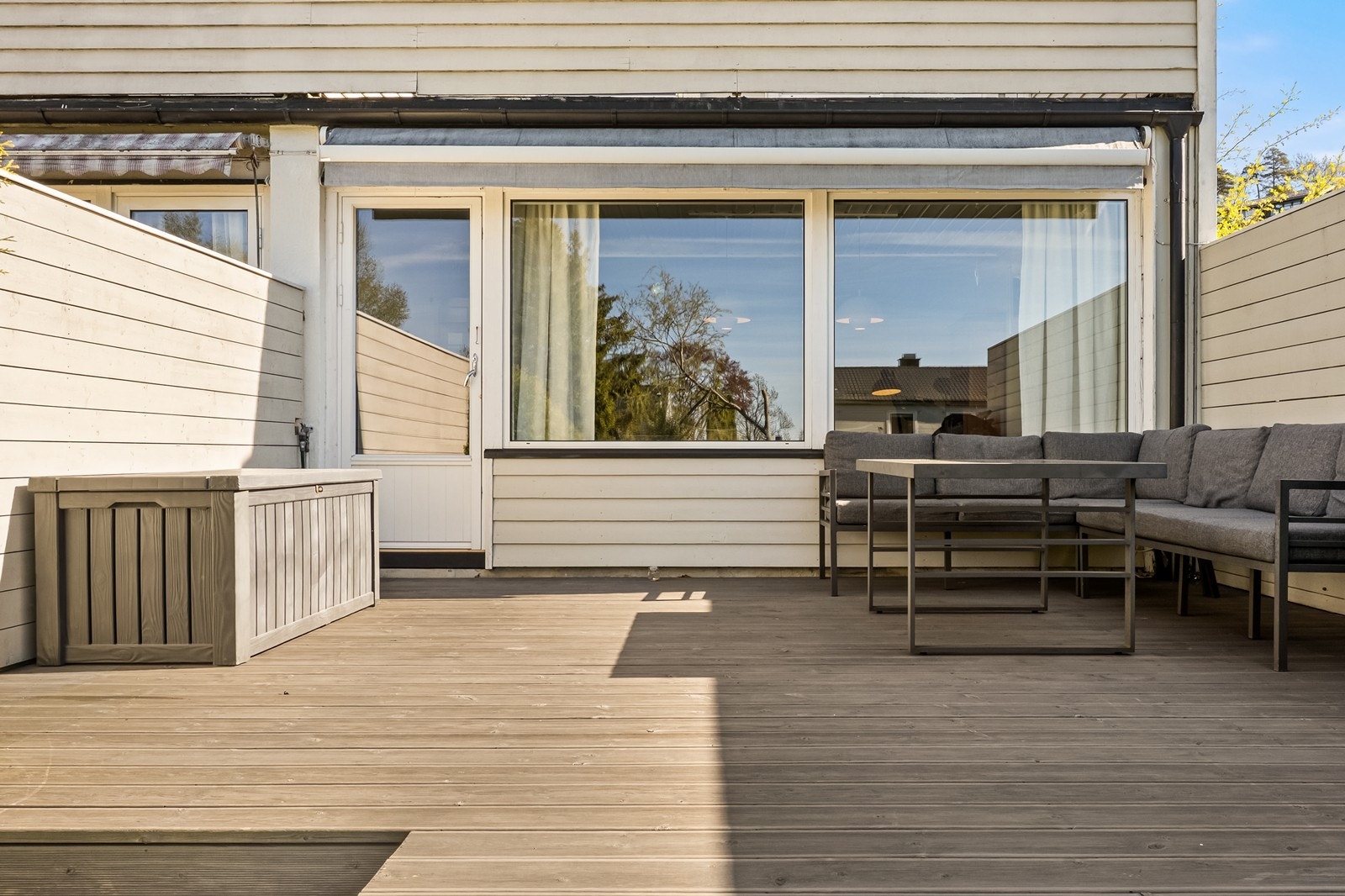 Terrassen i første etasje ble rehabilitert i 2020 og er utstyrt med en elektrisk markise. Galleribilde