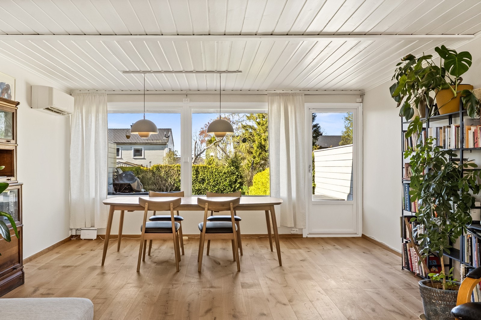 Fra stuen er det direkte utgang til en terrasse på ca. 24 m². Galleribilde