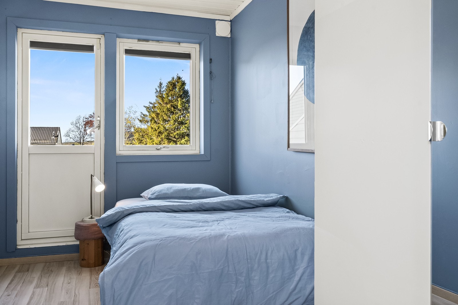 Fra det ene soverommet er det utgang til en terrasse på ca. 14 m². Galleribilde