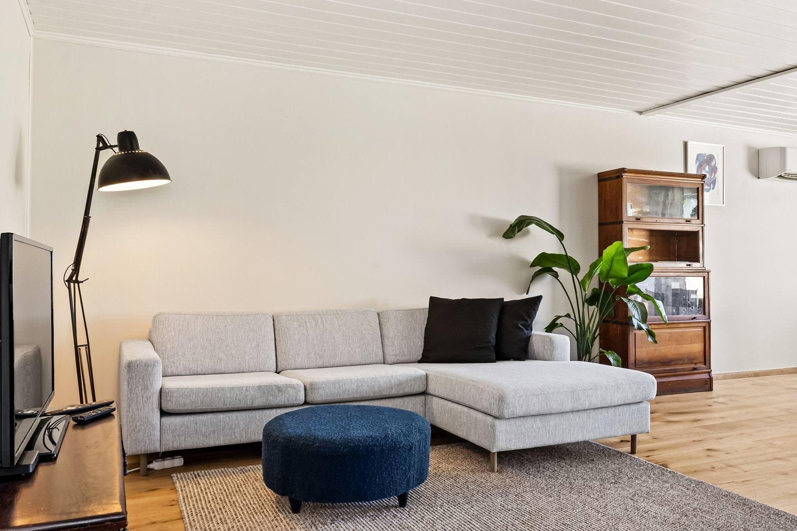 Stuen har god plass til en romslig sofagruppe. Galleribilde