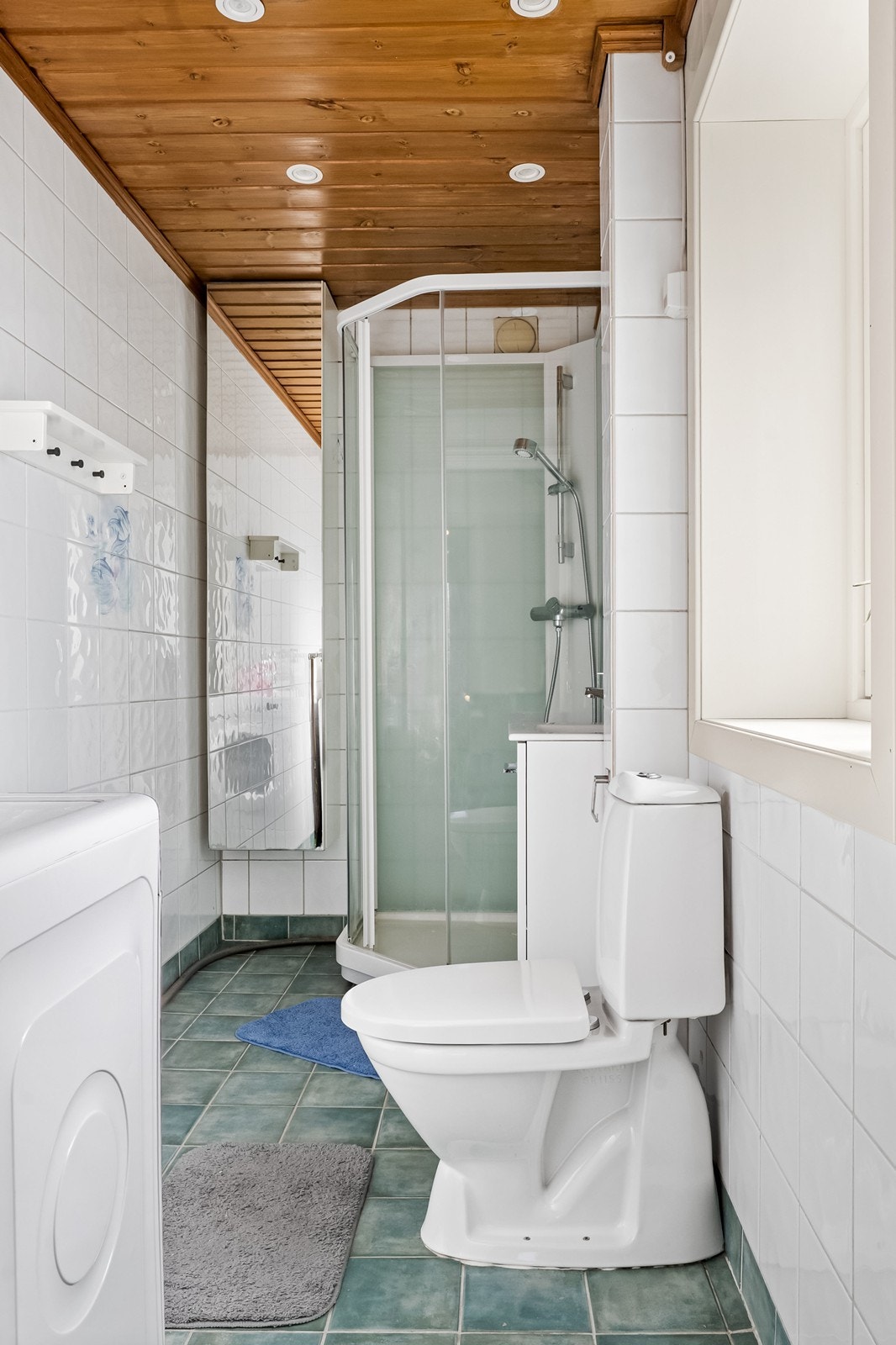 Badet i andre etasje har flislagte overflater, dusjkabinett og opplegg for vaskemaskin. Galleribilde