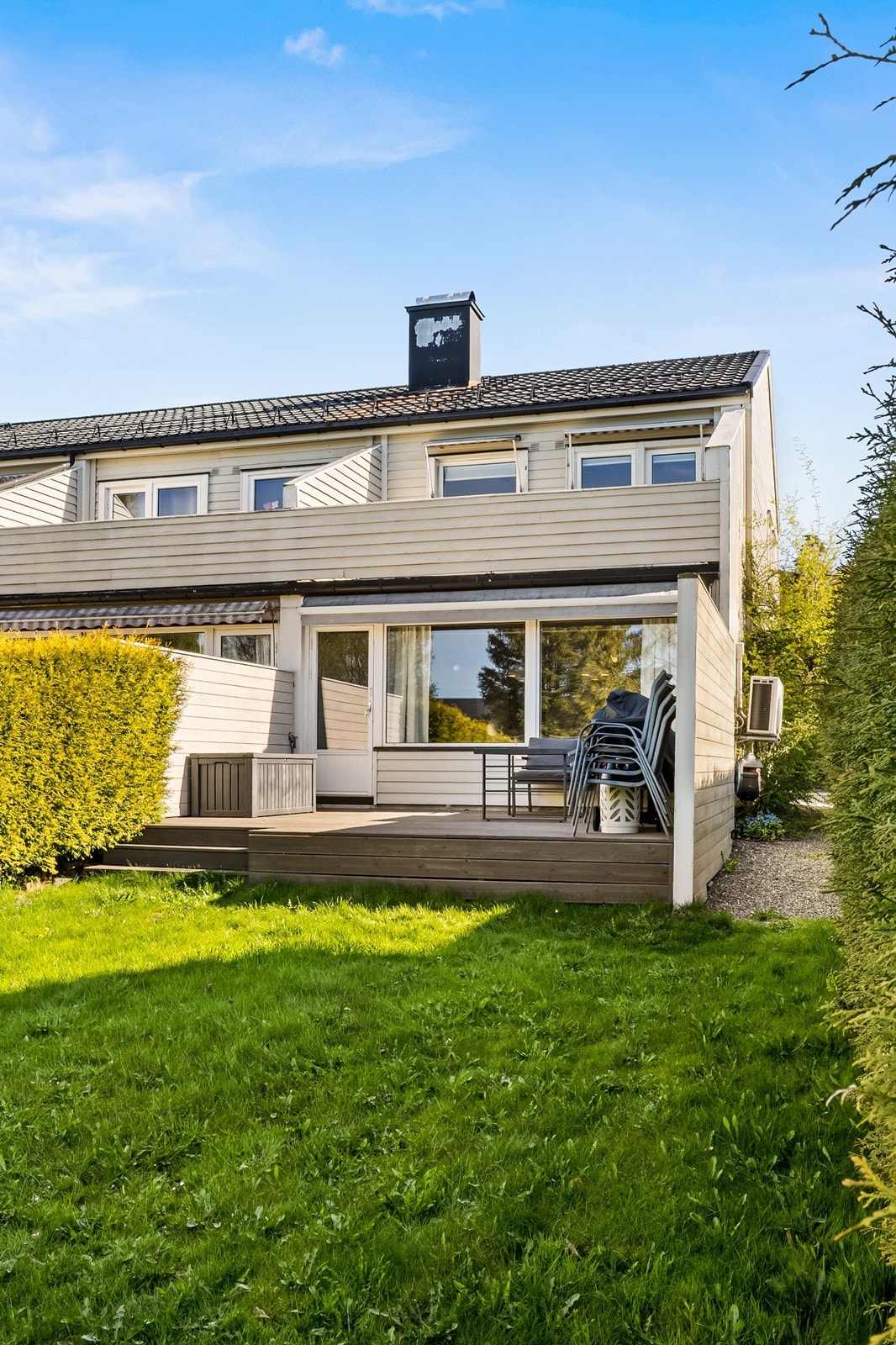 Hagen er pent opparbeidet med plen og hekk. Galleribilde