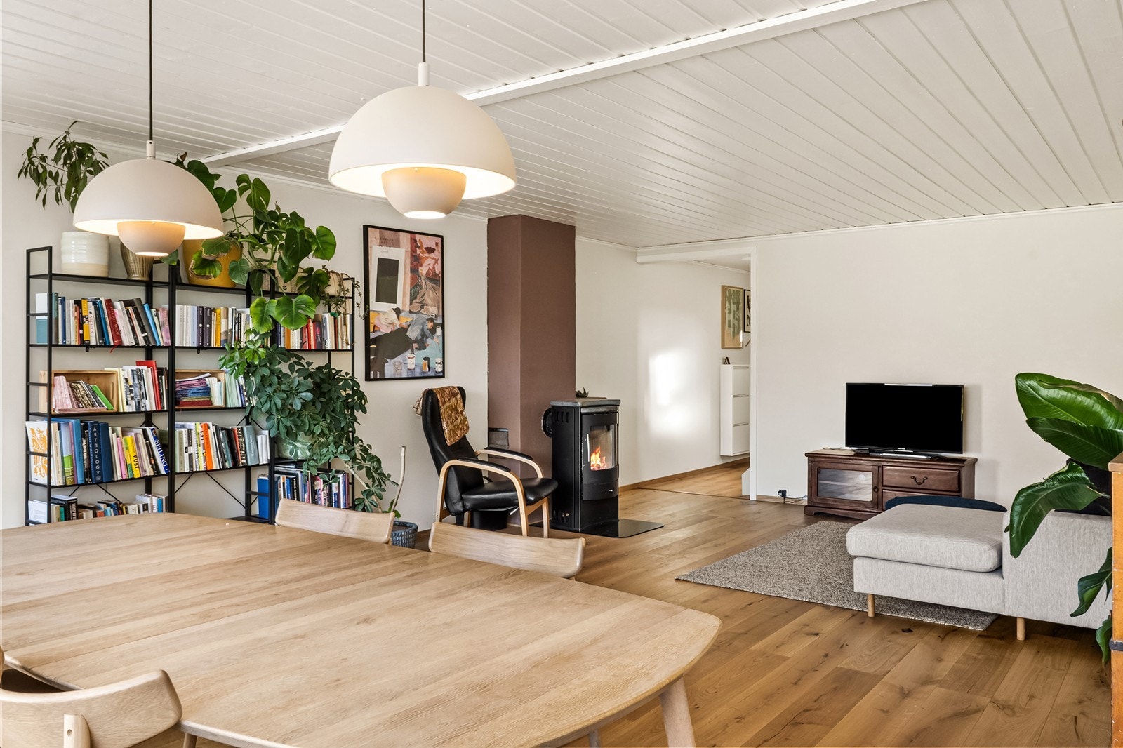 God plass til spisestue i tilknytning til både stue og kjøkken. Galleribilde