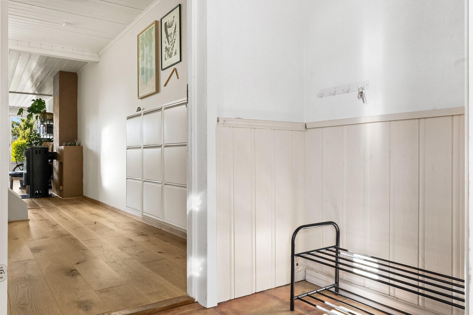 Fra inngangspartiet er det en åpen løsning inn mot stuen. Galleribilde