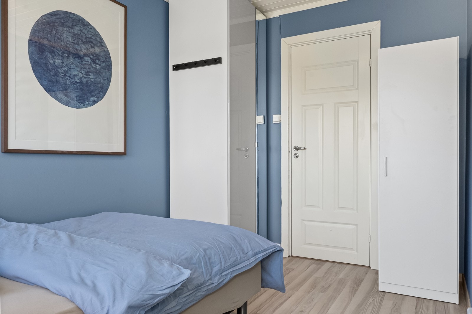 Boligens soveavdeling ligger samlet i andre etasje og består av tre soverom. Galleribilde
