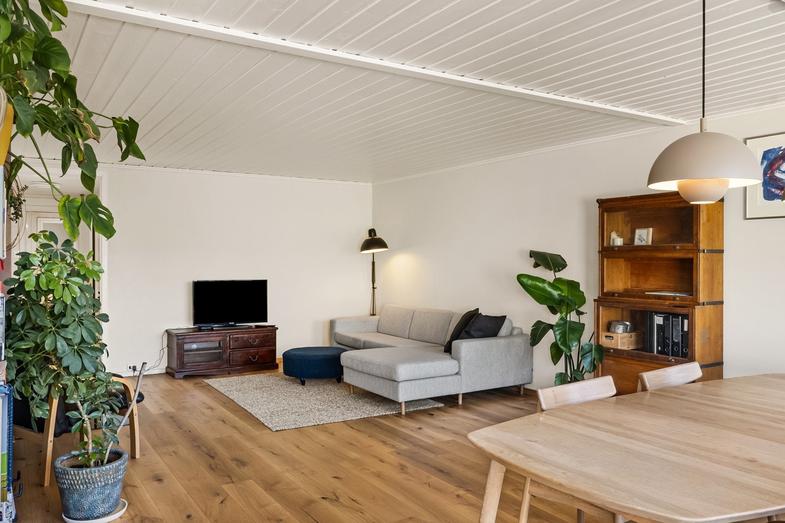 Store vindusflater og panel i himlingen gir en lys og luftig romfølelse. Galleribilde