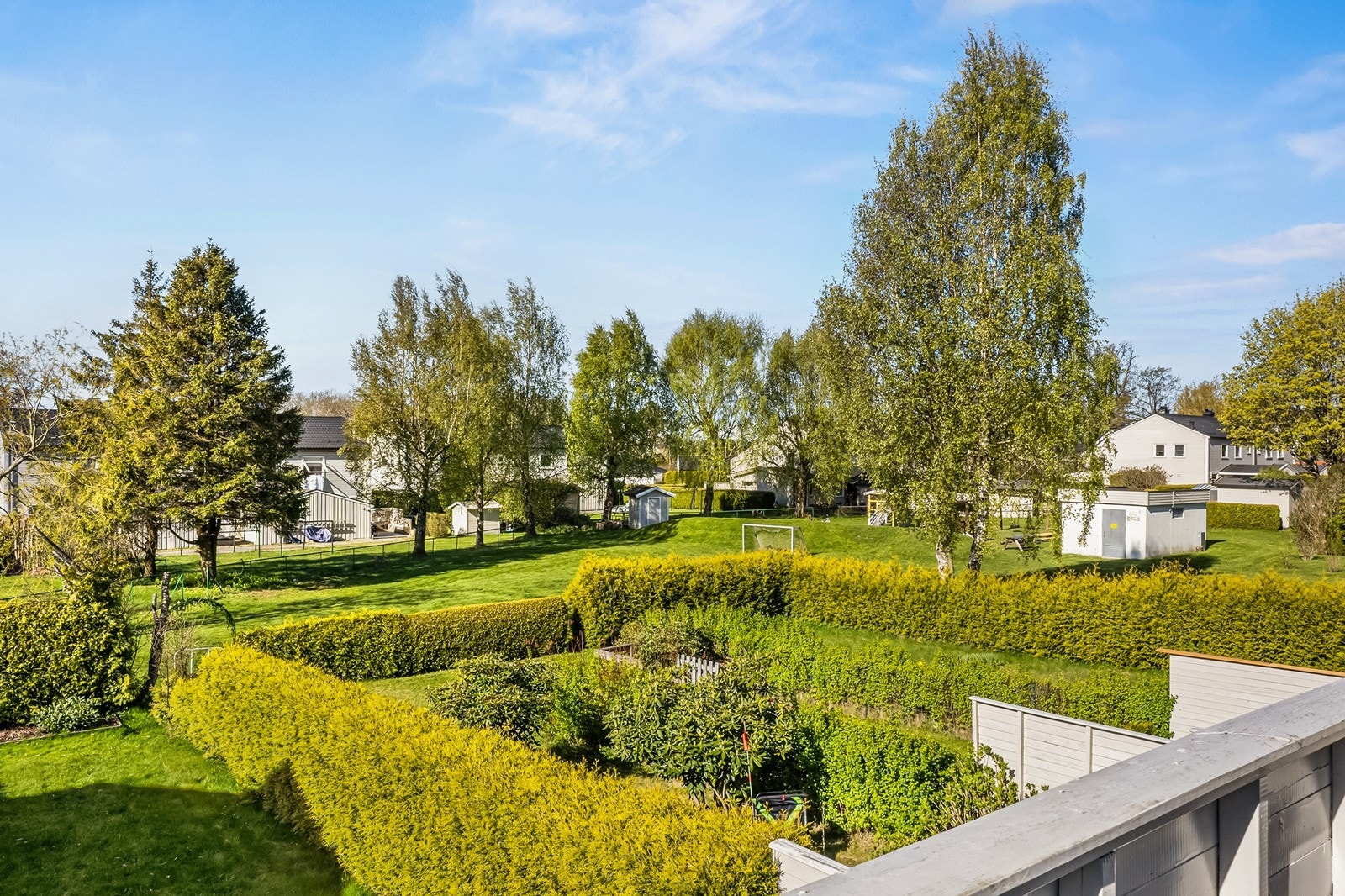 Fra terrassen i andre etasje er det utsikt over borettslagets grønne fellesarealer. Borettslaget har velholdte fellesområder med lekeplasser. Galleribilde