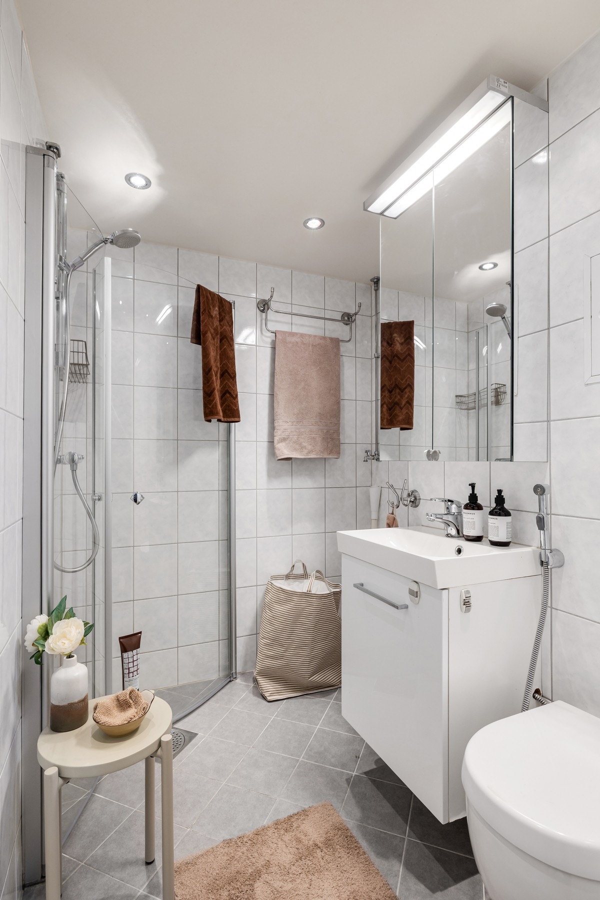 Baderommet fra 2012 er innredet med servant, vegghengt toalett, dusjløsning med glassvegger samt opplegg for vaskemaskin. Galleribilde