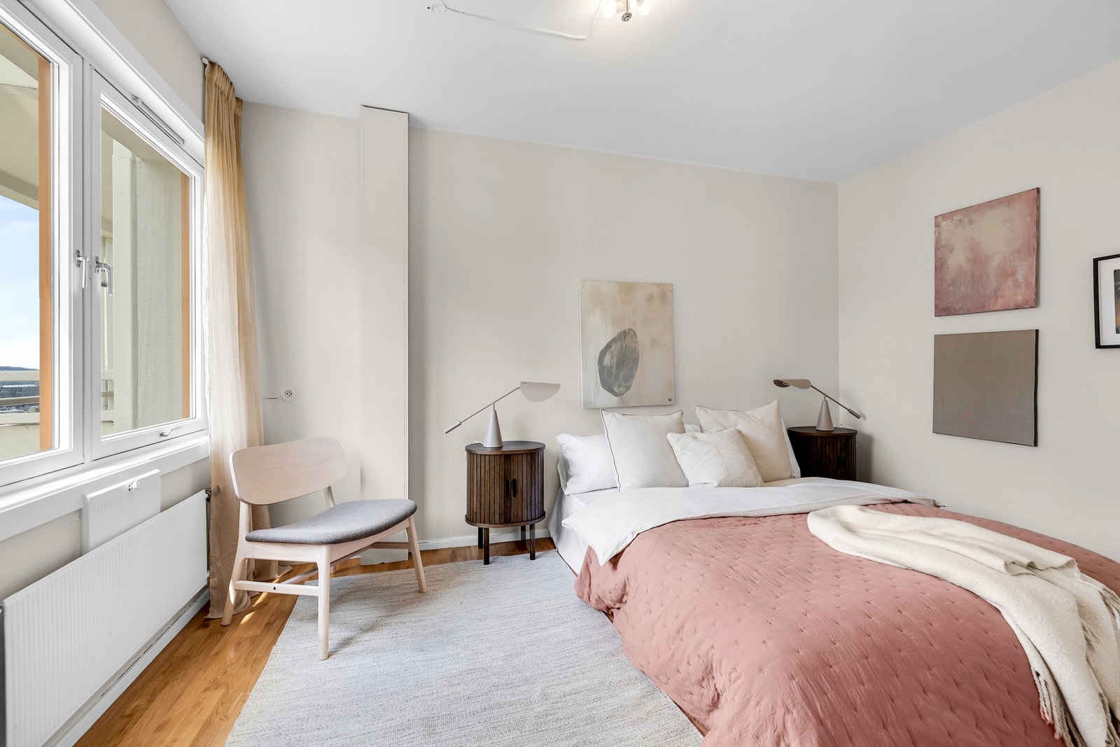 Hovedsoverommet er av god størrelse og har rikelig med plass for dobbeltseng, nattbord og annet ønsket møblement. Galleribilde