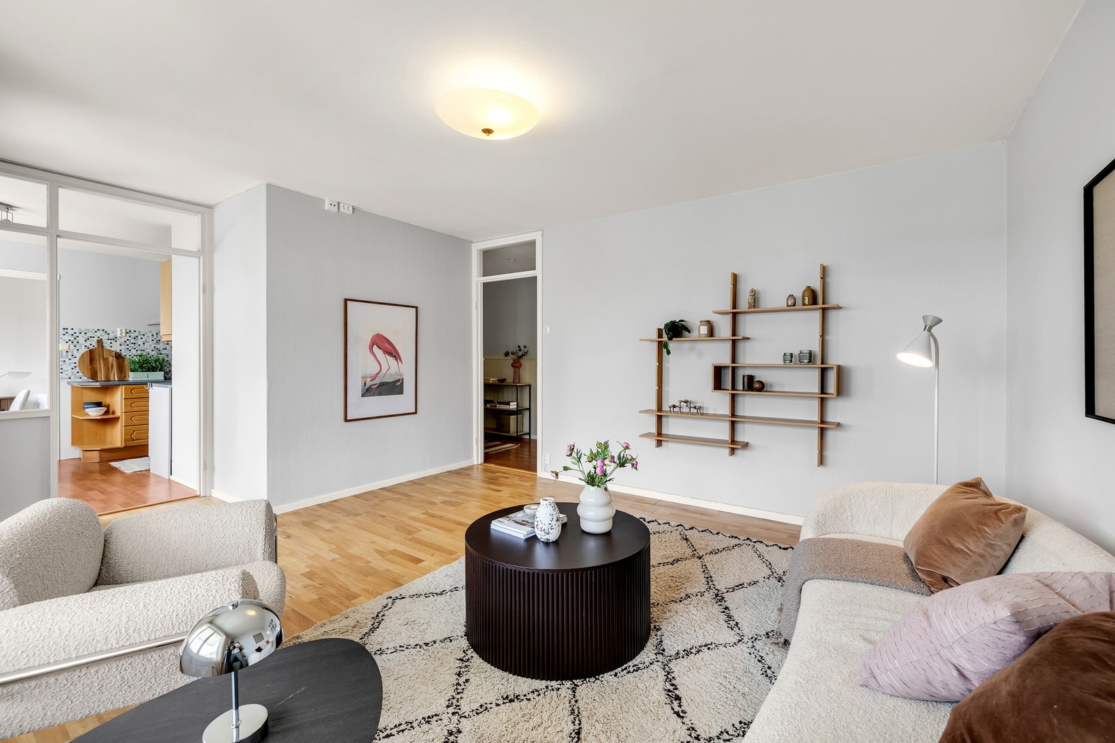 Det er montert radiator i hvert rom for oppvarming Galleribilde