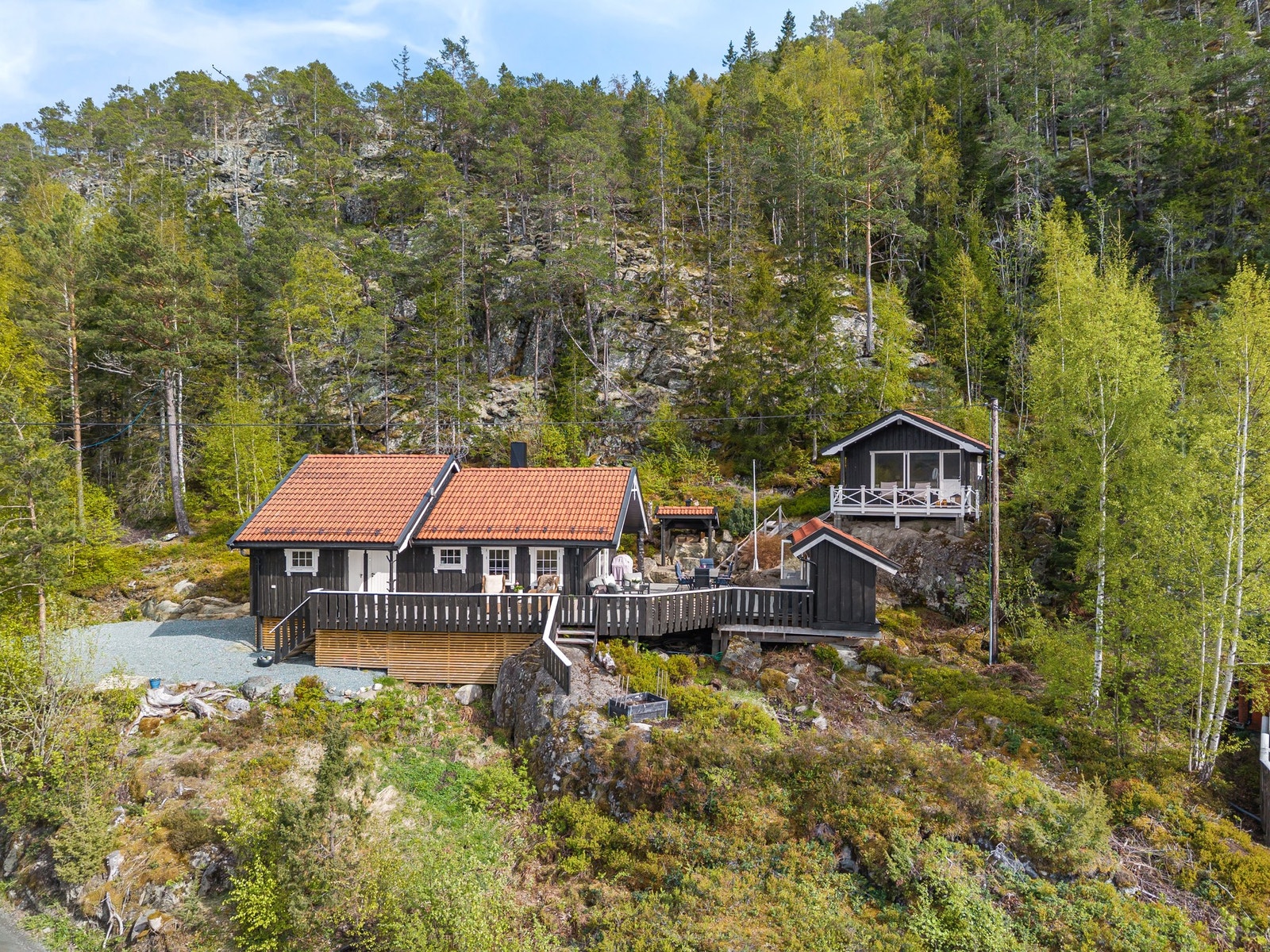Velkommen til Djupvikvegen 245 - Kontakt megler på 918 50 709 / morten.kjelsberg@em1.no dersom det ønskes privatvisning. Foto: Julian Nonstad Galleribilde