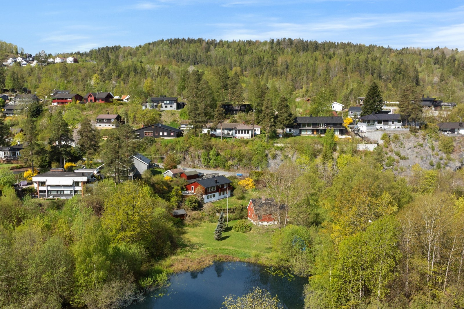 Dronefoto som fremhever eiendommens flotte beliggenhet nær vannet. Galleribilde