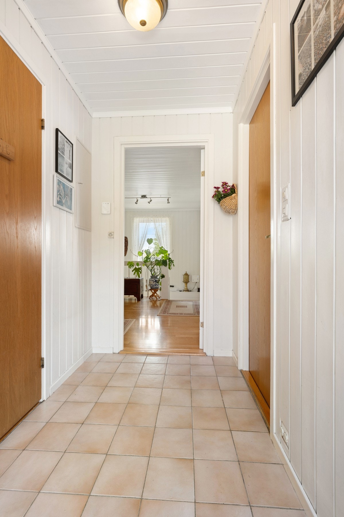Entré/gang med god plass til oppbevaring og naturlig lysinnslipp. Galleribilde