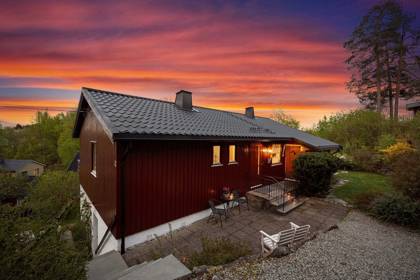 Eiendommen har 2 innkjørsler. En til garasjen og en som går ned til huset. Gruset gårdsplass. Galleribilde