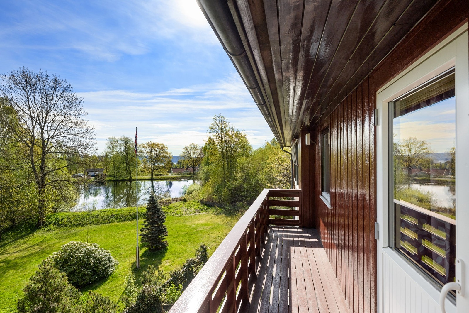Balkongen er et hyggelig sted å nyte rolige morgener og sene sommerkvelder. Galleribilde
