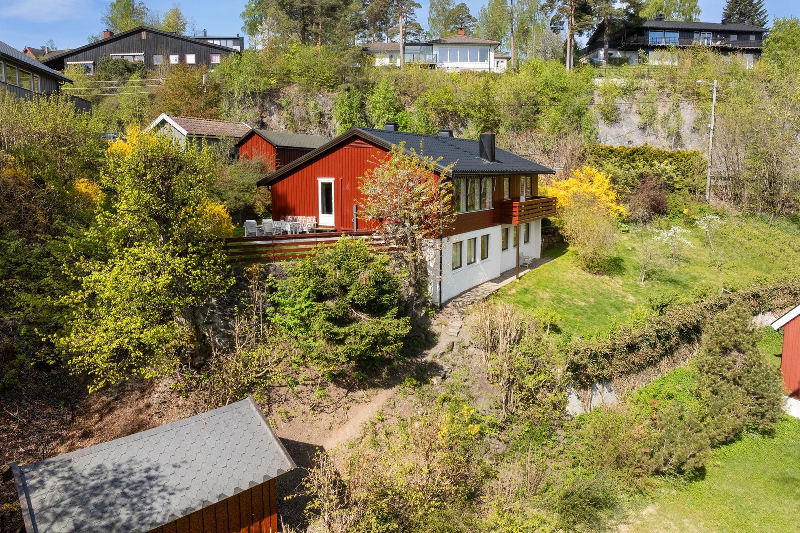 Eiendommen byr på naturskjønne omgivelser og flere hyggelige uteplasser. Galleribilde