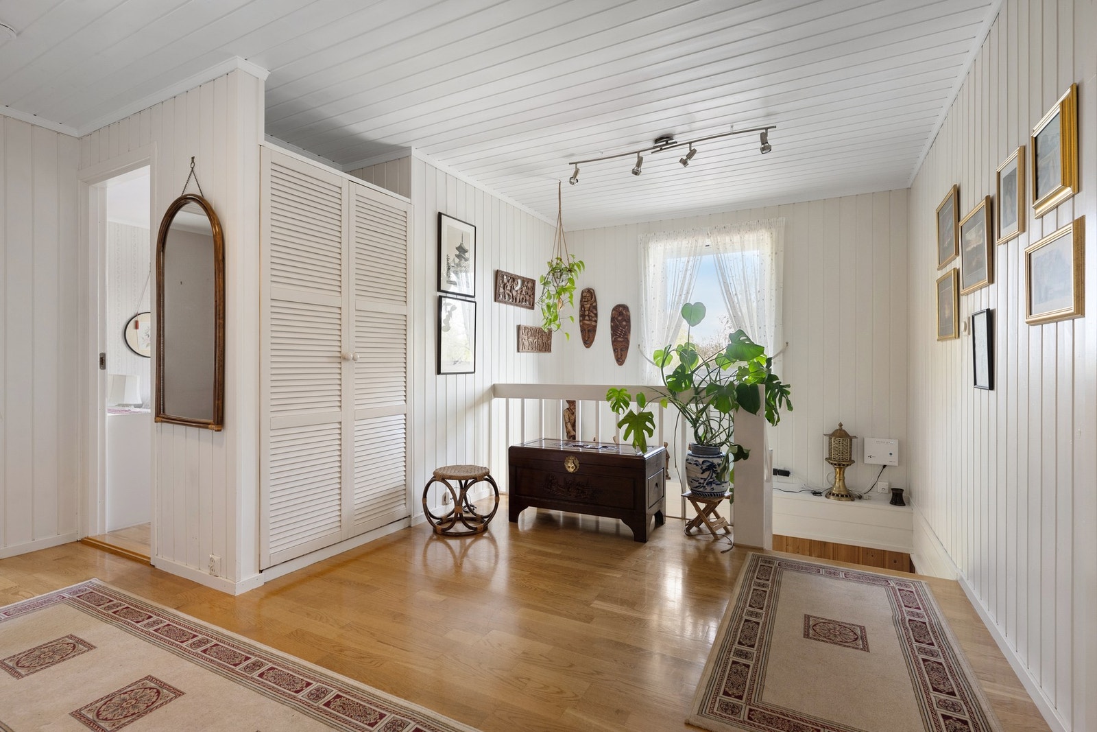 Lys og innbydende mellomgang med lun atmosfære og god romfølelse. Her er det god plass til møbelement og tilgang til soverom, trappegagn og stuen. Galleribilde